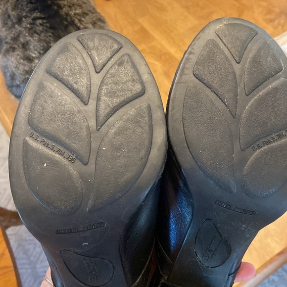 Womens gently used leather  slip on shoes  by BORN size 7 - Picture 4 of 12